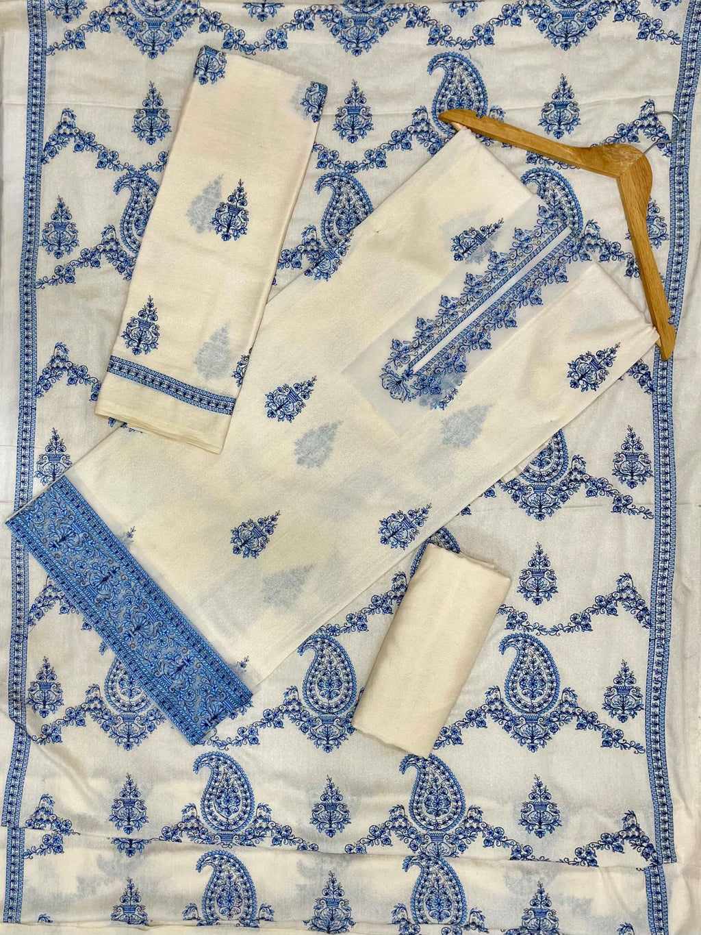 Bareeze | Luxury Emb | Karandi - ZNH Textile 